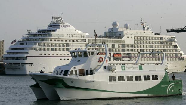 Siguen suspendidas por el temporal de levante las conexiones por catamarán entre Cádiz y Rota