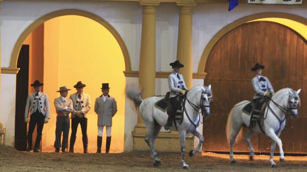 La Real Escuela del Arte Ecuestre incrementa sus exhibiciones con motivo de la Semana Santa