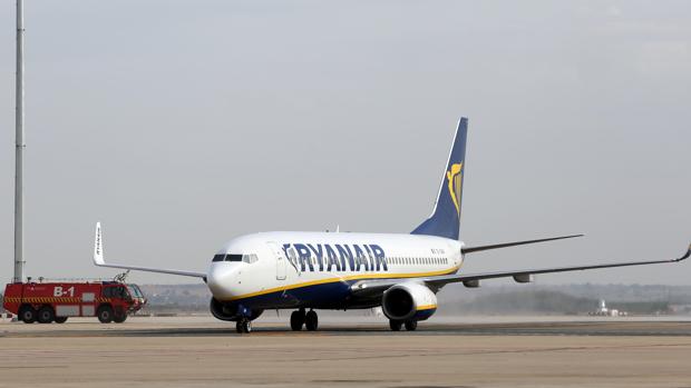 Un avión de la compañía Ryanair, en el aeropuerto de San Pablo