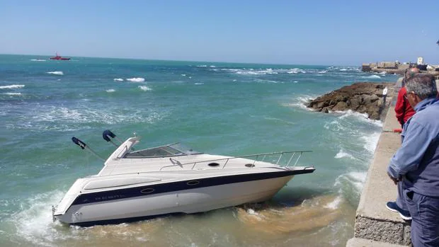 El Equipo de Gobierno exige a la Subdelegación la retirada urgente del barco encallado en La Caleta