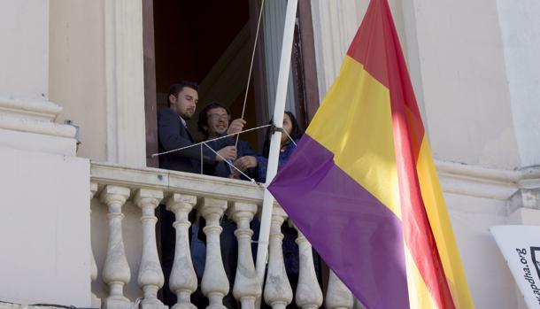 San Roque reaviva la polémica e iza la bandera republicana en la Alameda