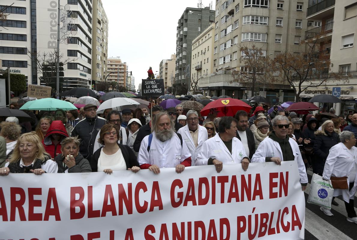 La Marea Blanca gaditana vuelve a echarse a la calle en protesta por la calidad de la sanidad