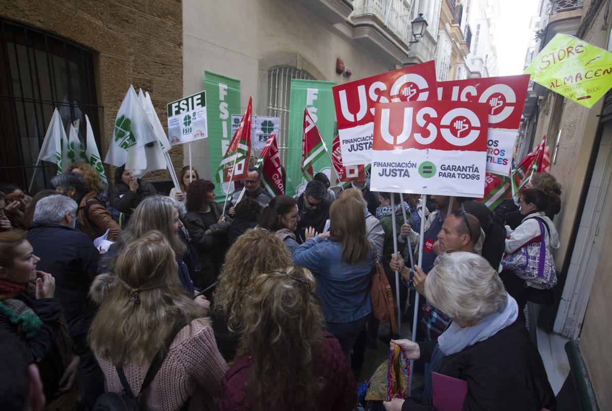 Protesta a las puertas de la delegación de Educación en Cádiz.