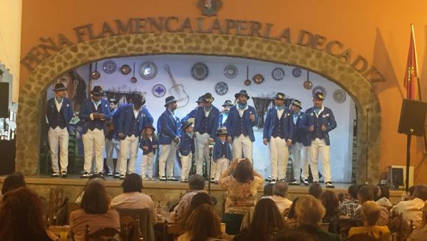 La comparsa 'El Ángel de Cádiz' recibe el Premio Cajonazo 2017