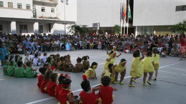 Función de fin de curso en el Reyes Católicos, el público más demandado de la ciudad.