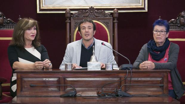 A la derecha, Ana Camelo, junto al alcalde, en un acto celebrado en el salón de plenos del Ayuntamiento.