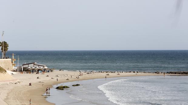 Los chiringuitos de Cádiz quieren más espacio