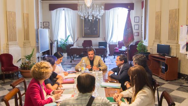 El alcalde ha mantenido una reunión con el viceconsejero de Igualdad y Políticas Sociales.