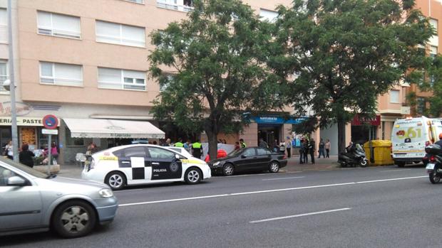 Dos policías locales salvan la vida a un hombre que sufrió un infarto en la avenida Andalucía de Cádiz