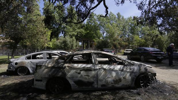 Los vehículos incendiados en una finca de Castilblanco en la pasada Feria