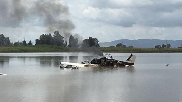 Así ha quedado la avioneta tras estrellarse en un arrozal