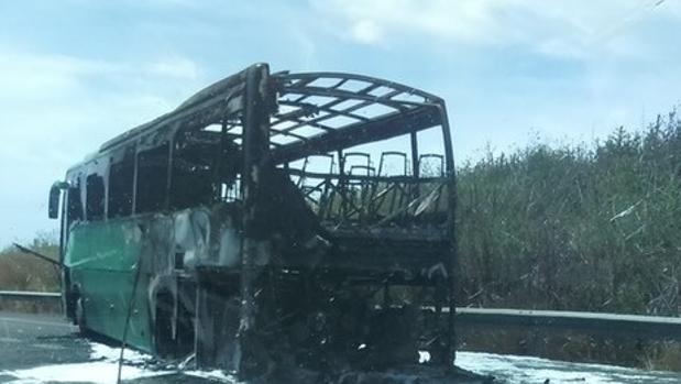 Sale ardiendo un autobús en la carretera entre Jerez y El Puerto