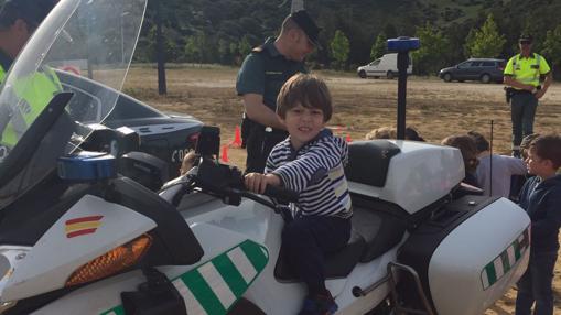 Uno de los alumnos en una moto de la Policía