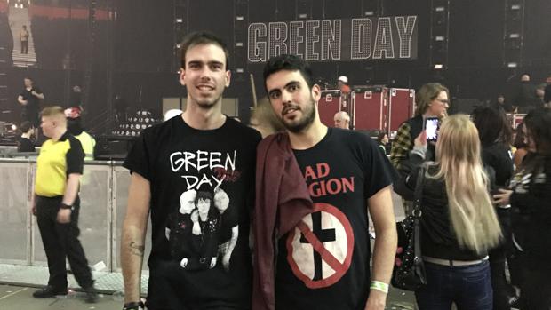 El joven gaditano Enrique Benítez (derecha) con un amigo en el concierto de Green Day en Manchester Arena