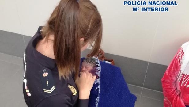 Una Policía sostiene a la recién nacida