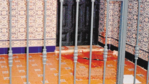 Imagen captada en el año 2000 de la fachada de la casa con la sangre de la víctima en la entrada