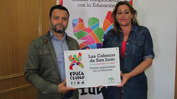 El alcalde, Francisco Toajas, y la delegada municipal de Educación, María Castro, muestran el premio EducaCiudad
