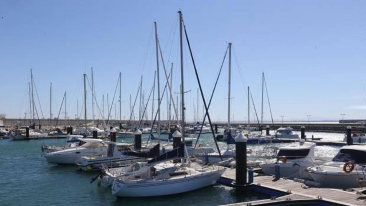 Barcos amarrados al muelle de Cádiz