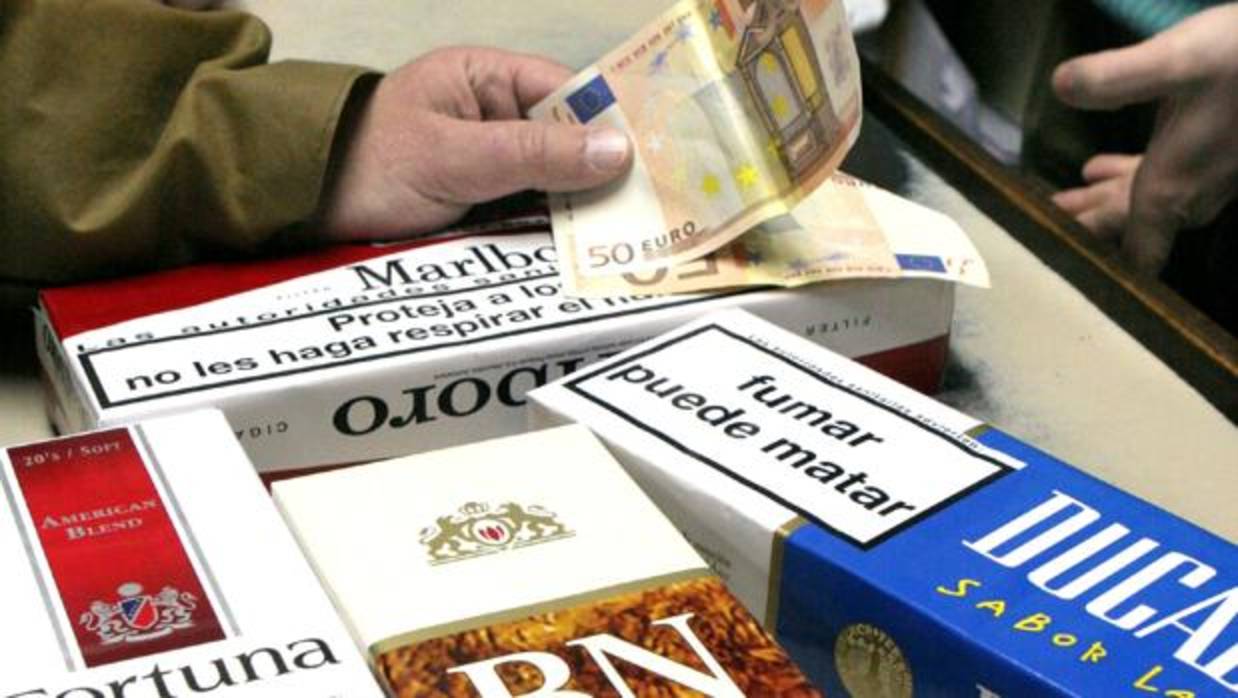 Un comprador adquiere varios cartones de tabaco