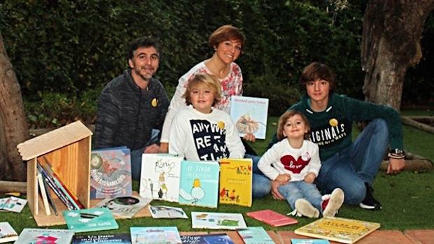 Ángel y Aurora junto a sus tres hijos recorrerán Suramérica con su biblioescuela