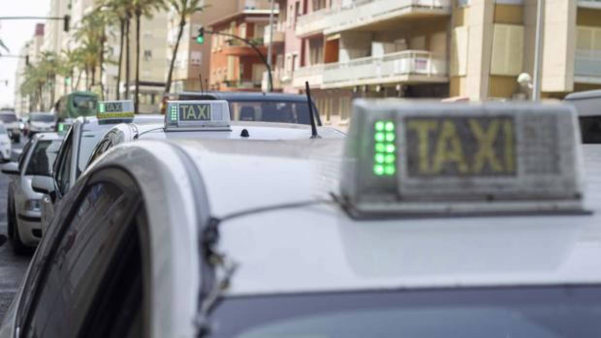 Concentración de taxis en la Avenida durante una protesta.