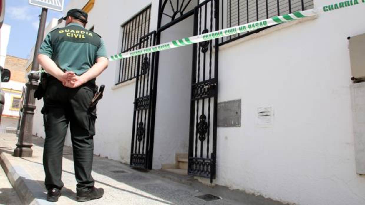 El domicilio donde se ha llevado a cabo el asesinato en Arcos.