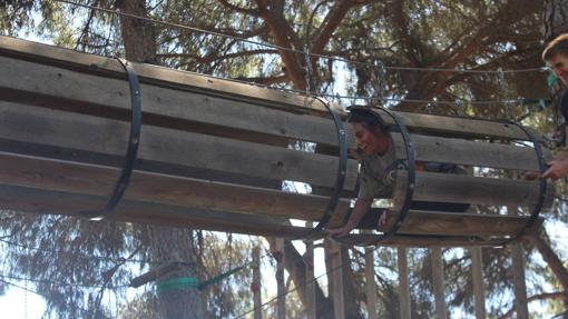 Un puente de madera colgante que hay que atravesar a gatas