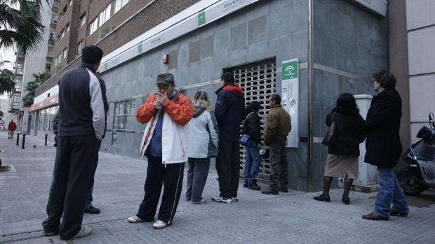 Cádiz, la provincia andaluza con mayor bajada de paro y la tercera de España