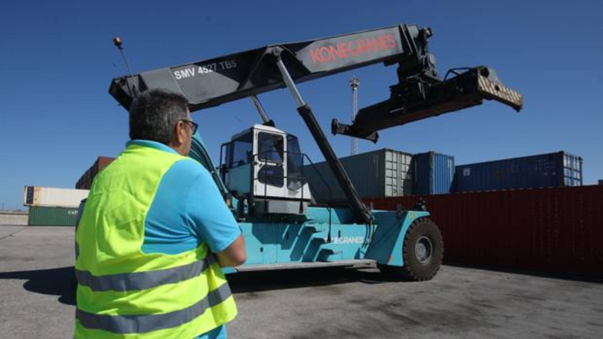 Uno de los estibadores en huelga, durante el paro del pasado lunes en el puerto de Cádiz