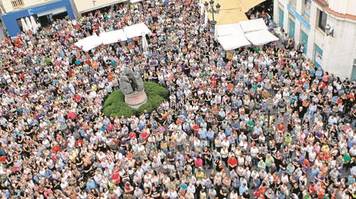 Miles de personas en la manifestación por la muerte del policía local