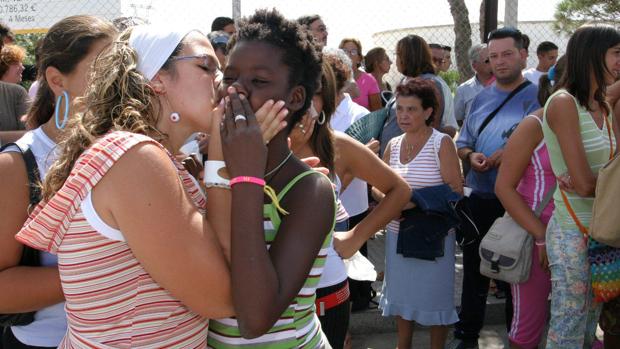 Dos niñas del programa Vacaciones en paz se despiden tras el verano