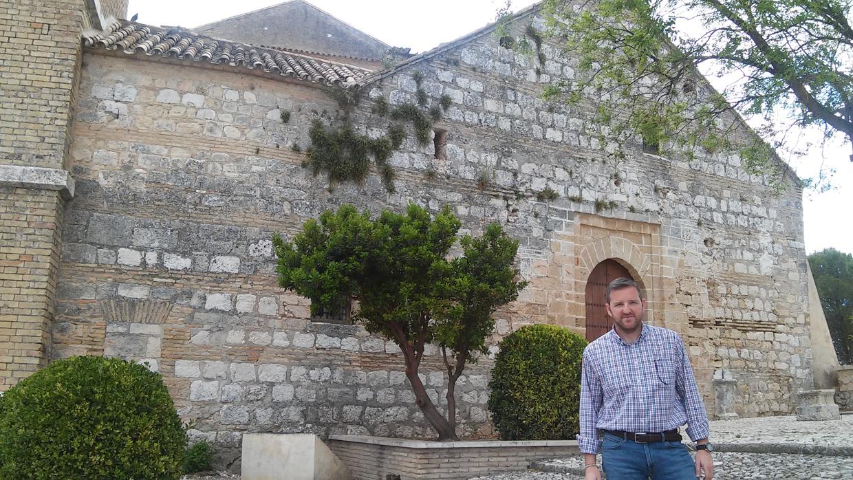 Ezequiel A. Díaz posa frente a una de las joyas del legado santiaguista, la iglesia de Santa María la Mayor