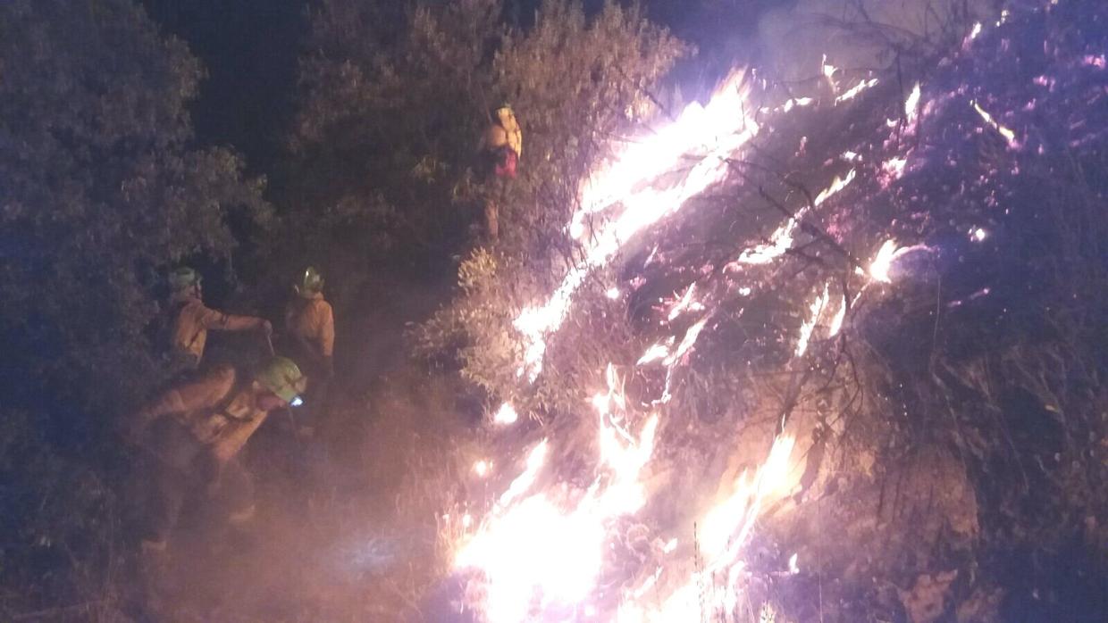 Miembros del Infoca trabajando durante esta madrugada en los incendios forestales de la Sierra Norte