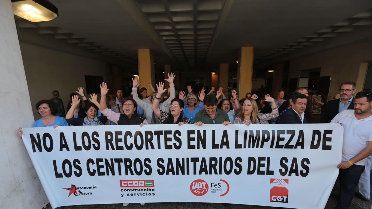 Manifestación contra el estado de la limpieza en el Hospital Puerta del Mar.