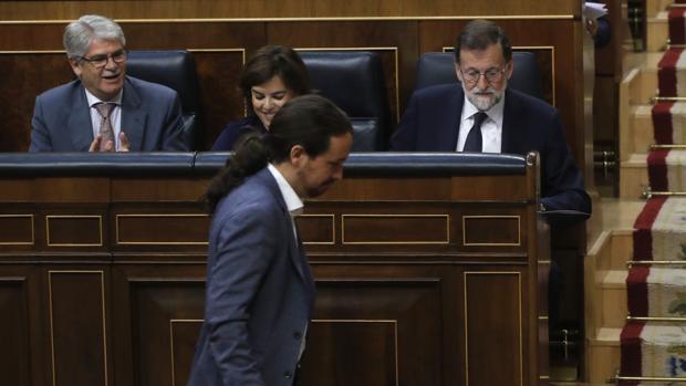 Pablo Iglesias, dirigiéndose hacia la tribuna para su intervención.