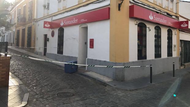 La caja fuerte que intentaba ser robada a las puertas de la sucursal bancaria del centro de Guillena