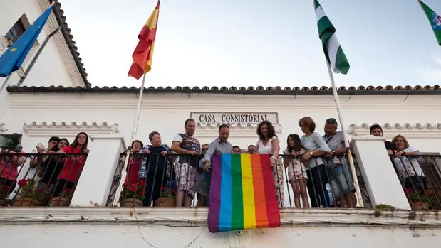 La bandera arcoíris ya ondea en varios municipios de la Sierra