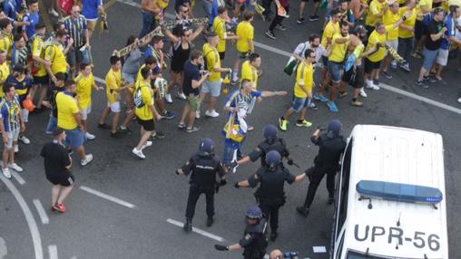 Altercados por lanzamientos de botellas a la Policía en el recibimiento al Cádiz