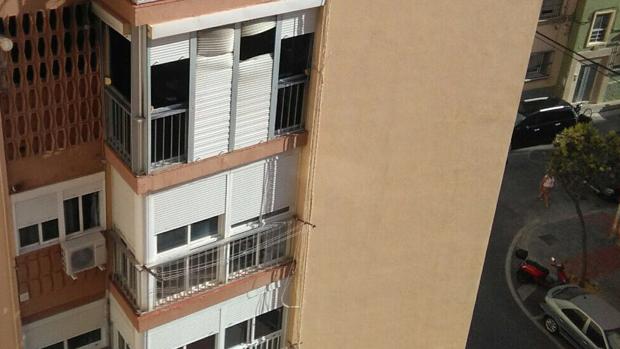 El fuego ha reventado las persianas del piso afectado en Fernández Ballesteros de Cádiz