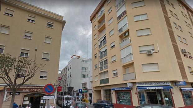 El fuego ha reventado las persianas del piso afectado en Fernández Ballesteros de Cádiz