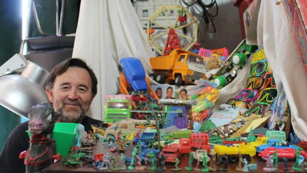 Manuel Barrera junto con una parte de su particular colección de juguetes que pone a la venta
