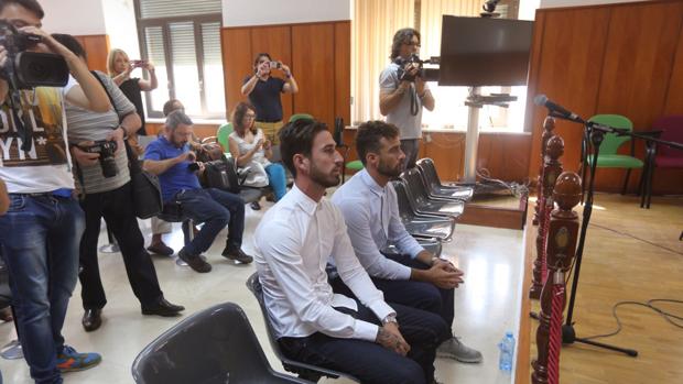 Los acusados minutos antes de declarar en la Audiencia provincial.