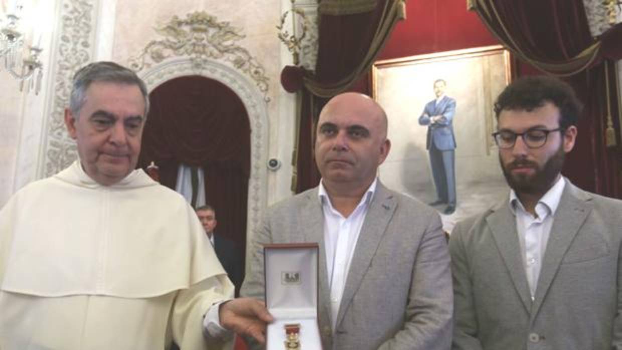 El alcalde no ha estado presente en el acto de entrega de la medalla.