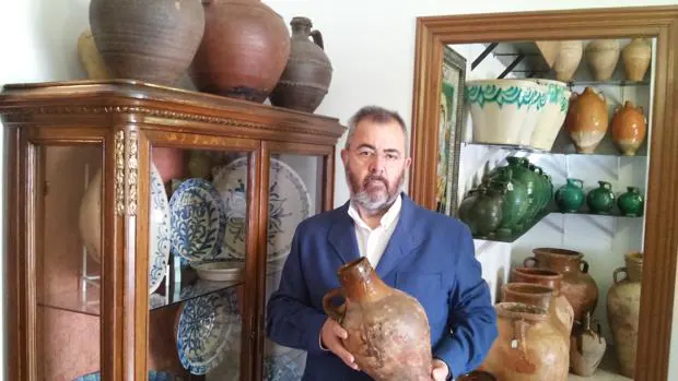 Luis Porcuna posa junto a algunas de las piezas de la colección de objetos de barro que comenzó su padre en 1977