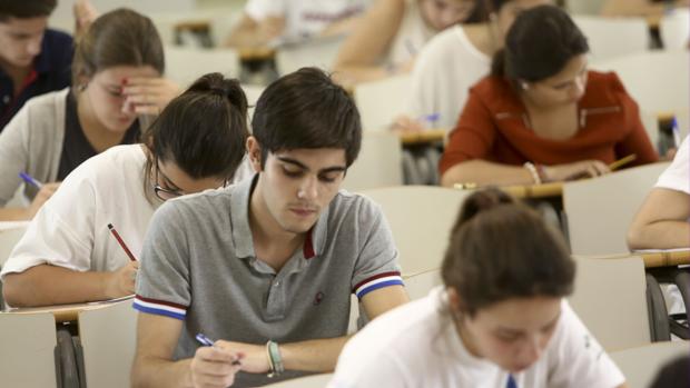 Estudiantes examinándose días atrás