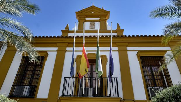 Banderas a media asta en el Ayuntamiento de Gines