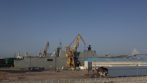 Vista del barco de la Armada en plena faena de mantenimiento