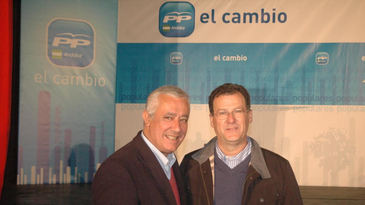 Domingo Delgado, exalcalde popular de Burguillos, junto con Javier Arenas