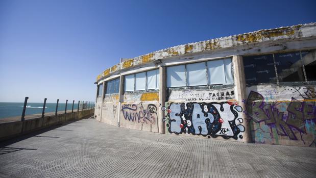 El botellódromo de la Punta San Felipe, en estado de abandono