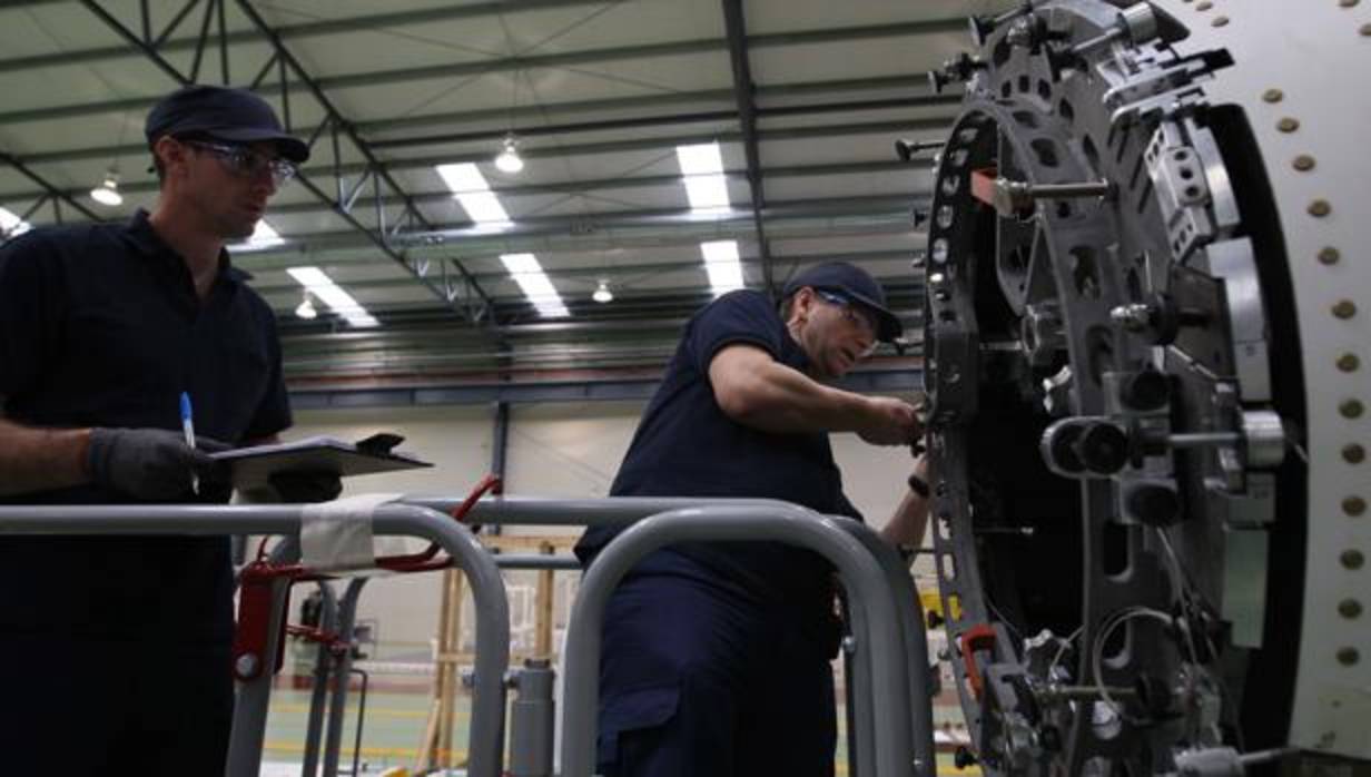 Ajustes een una estructura aeronáutica en la planta gaditana de Alestis